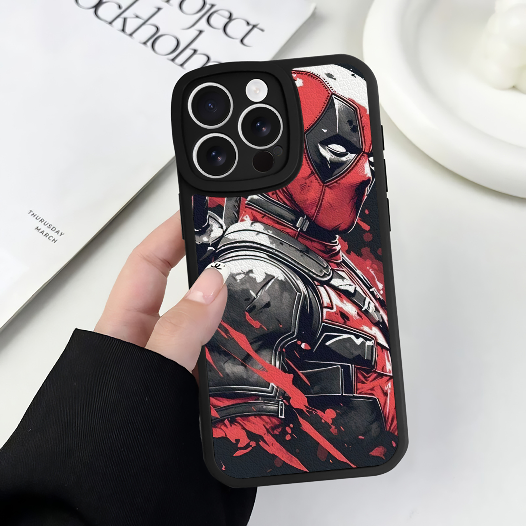 （画像用） Deadpool デッドプール 【iPhone 16シリーズ対応】シリコンスマホケース（レザー調） 材質：シリコン
